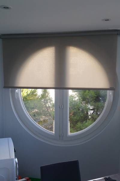 Fenêtre en PVC de forme ronde appelée oeil de boeuf 