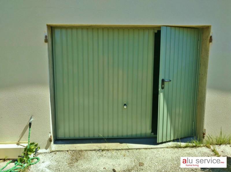 Réalisationde porte de garage basculante avec portillon HORMANN à Martigues